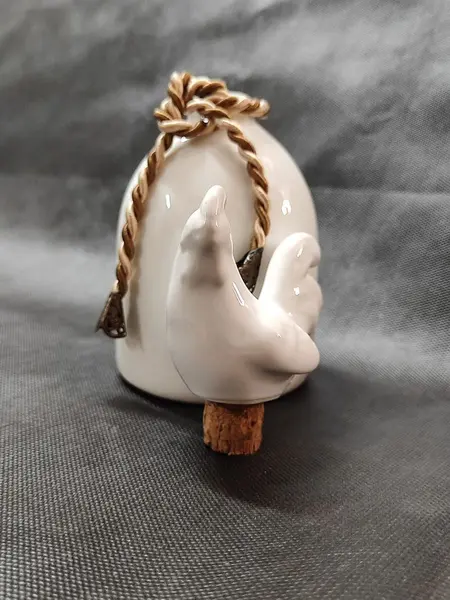 Foto de um(a) Garrafa Pequena em Porcelana Branca e Cordão de São Francisco, Década de 2000, da categoria de Garrafas, potes e jarros. Garrafa pequena de porcelana branca com tampa de galo e com cordão de são francisco dando o acabamento. Sem marca do... Mostrado de uma perspectiva diferente. Vendido no marketplace Trésors.