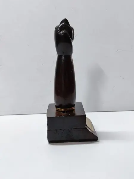 Foto de um(a) Figa Abridor de Garrafa em Madeira, Decada de 1990, da categoria de Abridores de garrafas. Figa abridor de garrafa esculpida em madeira com base para apoio com uma placa em metal, decada de 1990 Mede: 18 x 7cm. Mostrado de uma perspectiva diferente. Vendido no marketplace Trésors.