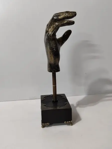 Foto de um(a) Escultura Mão, Década de 2000, da categoria de Escultura. Escultura de mão em resina com haste em latão e base em madeira ebanizada e apliques com pés em latão. Peça única pelo... Mostrado de uma perspectiva diferente. Vendido no marketplace Trésors.