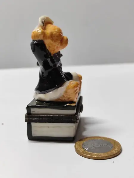 Foto de um(a) Caixinha de Porcelana Ursinho Marinheiro, Década de 1990, da categoria de Porta-Jóias. Porta joia em porcelana policromada, fecho em latão oxidado. Made in china, década de 1990 A: 7,5 cm L: 4,5 cm P: 3 cm ... Mostrado de uma perspectiva diferente. Vendido no marketplace Trésors.