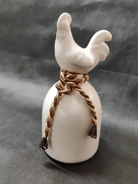 Foto de um(a) Garrafa Pequena em Porcelana Branca e Cordão de São Francisco, Década de 2000, da categoria de Garrafas, potes e jarros. Garrafa pequena de porcelana branca com tampa de galo e com cordão de são francisco dando o acabamento. Sem marca do... Mostrado de uma perspectiva diferente. Vendido no marketplace Trésors.