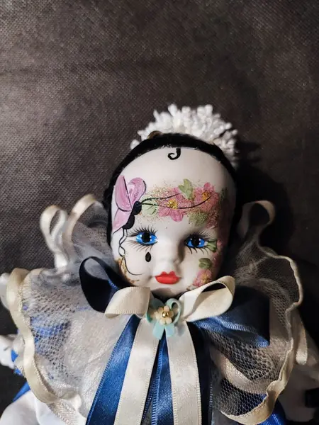 Foto de um(a) Pierrot em Porcelana, Década de 1970, da categoria de Bonecos de arte. Pierrot com cabeça e membros em porcelana, rosto pintado e roupa em cetim azul e branco, colarinho em tule com rendas e... Mostrado de uma perspectiva diferente. Vendido no marketplace Trésors.