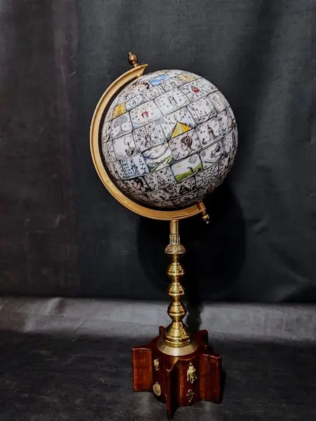 Foto de um(a) Globo de Mesa Esotérico com Arquétipos Energéticos, da categoria de Globos. Globo de mesa esotérico místico com mais de 100 imagens de arquétipos energéticos. Base em madeira com 5 barras e imagens em... Mostrado de uma perspectiva diferente. Vendido no marketplace Trésors.