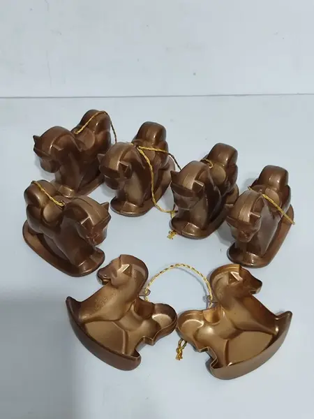 Foto de um(a) Seis Cavalinhos em Acrílico para Pendurar, da categoria de Outros objetos decorativos. Seis cavalinhos de balanço em acrílico dourado que podem ser abertos para usar, com fitilho dourado para pendurar. A: 8,5... Mostrado de uma perspectiva diferente. Vendido no marketplace Trésors.