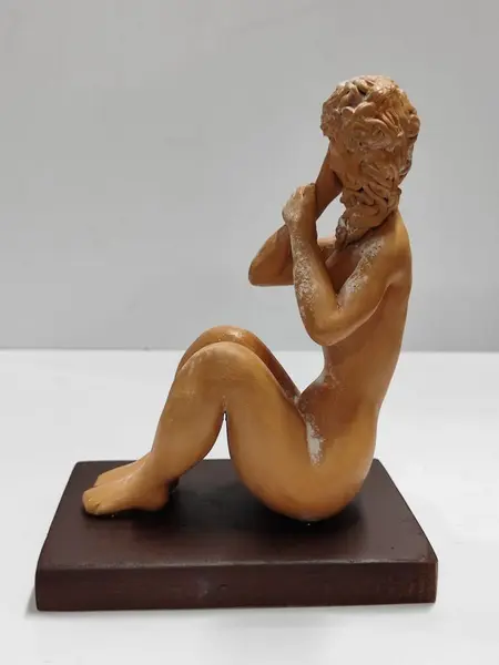 Foto de um(a) Escultura Feminina em Terracota, Década de 1980, da categoria de Escultura. Escultura feminina em terracota com base em madeira, década de 1980 sem registro do autor - produzido na escola de cerâmica... Mostrado de uma perspectiva diferente. Vendido no marketplace Trésors.