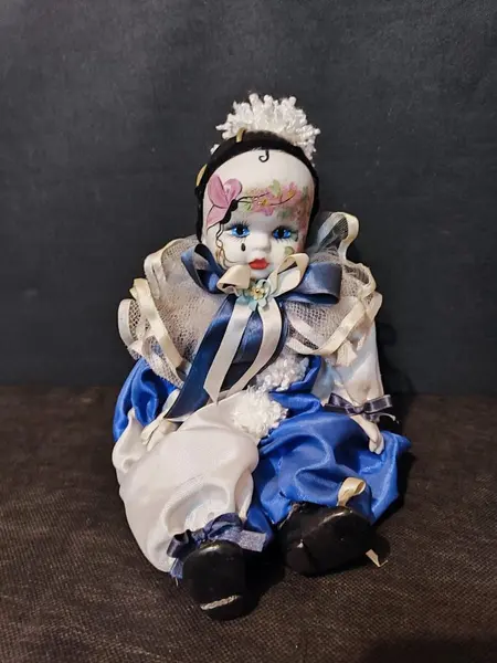 Foto de um(a) Pierrot em Porcelana, Década de 1970, da categoria de Bonecos de arte. Pierrot com cabeça e membros em porcelana, rosto pintado e roupa em cetim azul e branco, colarinho em tule com rendas e... Mostrado de uma perspectiva diferente. Vendido no marketplace Trésors.