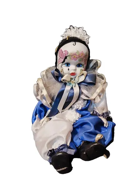 Foto de um(a) Pierrot em Porcelana, Década de 1970, da categoria de Bonecos de arte. Pierrot com cabeça e membros em porcelana, rosto pintado e roupa em cetim azul e branco, colarinho em tule com rendas e... Vendido no marketplace Trésors.