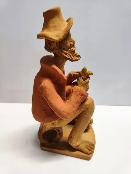 Foto de um(a) Arte Popular do Nordeste Brasileiro, Década de 1990, da categoria de Escultura. Arte popular brasileira esculpida em barro nordestino queimado em forno a lenha e policromado, tendo como tema cenas... Mostrado de uma perspectiva diferente. Vendido no marketplace Trésors.