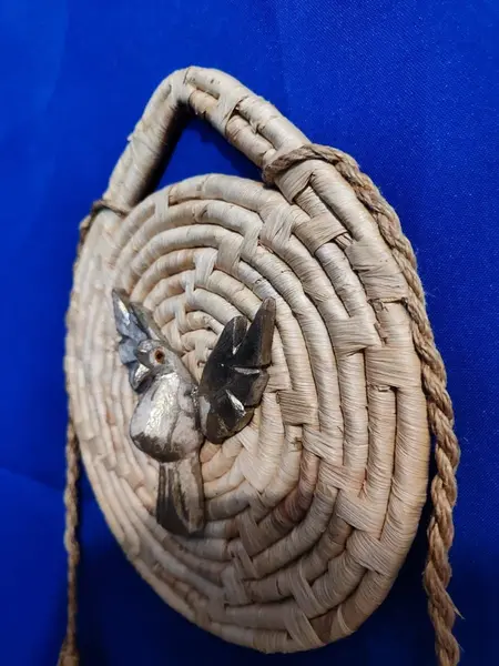 Foto de um(a) Mandala do Divino em Cestaria de Carajás, Década de 1990, da categoria de Objetos religiosos e espirituais. Mandala do divino, base feita com cestaria de carajás, tassel em sisal e divino esculpido em madeira de demolição com... Mostrado de uma perspectiva diferente. Vendido no marketplace Trésors.