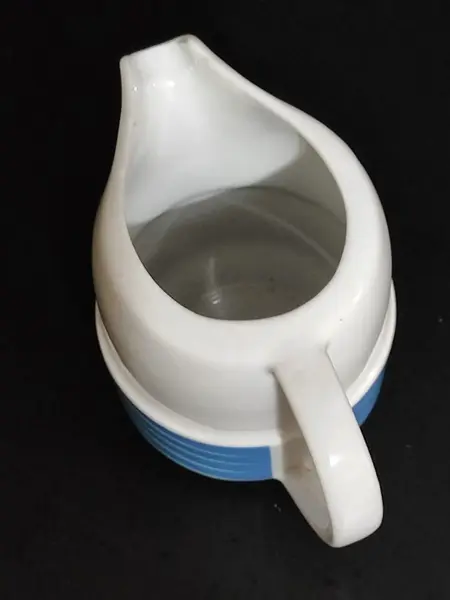 Foto de um(a) Cremeira em Porcelana Pozzani, Década de 1970, da categoria de Cremeiras. Cremeira em porcelana pozzani dos anos 1970 com policromia em tons de azul. A: 11,5 cm Diâmetro: 7,8 cm Distância entre... Mostrado de uma perspectiva diferente. Vendido no marketplace Trésors.
