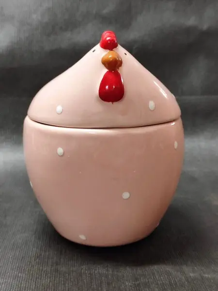 Foto de um(a) Pote Galinha com Poá em Porcelana, Década de 2000, da categoria de Garrafas, potes e jarros. Pote galinha rosa com poá branco porcelana sem marca do fabricante, década de 2000 A: 14 cm Diâmetro: 11,5 cm peso: 433 g. Mostrado de uma perspectiva diferente. Vendido no marketplace Trésors.