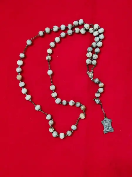 Foto de um(a) Rosário Década de 1940, da categoria de Objetos religiosos e espirituais. Rosário do anos 1940 com contas de lágrimas de Nossa Senhora, entremeio com nossa senhora das graças e finaliza com medalha... Mostrado de uma perspectiva diferente. Vendido no marketplace Trésors.