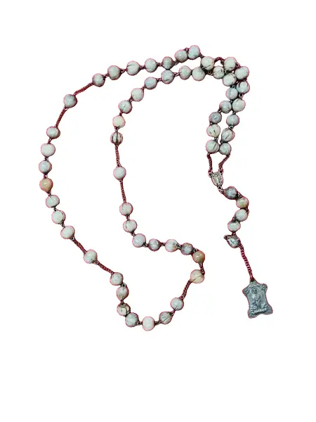 Foto de um(a) Rosário Década de 1940, da categoria de Objetos religiosos e espirituais. Rosário do anos 1940 com contas de lágrimas de Nossa Senhora, entremeio com nossa senhora das graças e finaliza com medalha... Vendido no marketplace Trésors.