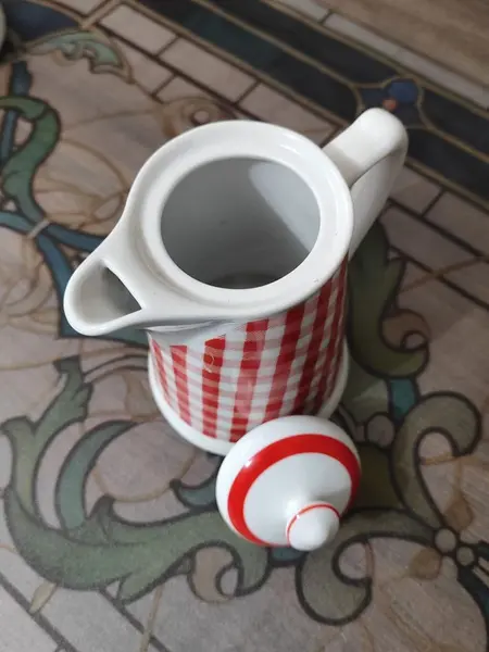 Foto de um(a) Bule em Porcelana Xadrez Branca e Vermelha, Germer, Década de 1980, da categoria de Bules. Bule em porcelana branca com estampa xadrez vermelha e branca, marca brasileira germer, década de 1980A: 17 cm / Diâmetro da... Mostrado de uma perspectiva diferente. Vendido no marketplace Trésors.