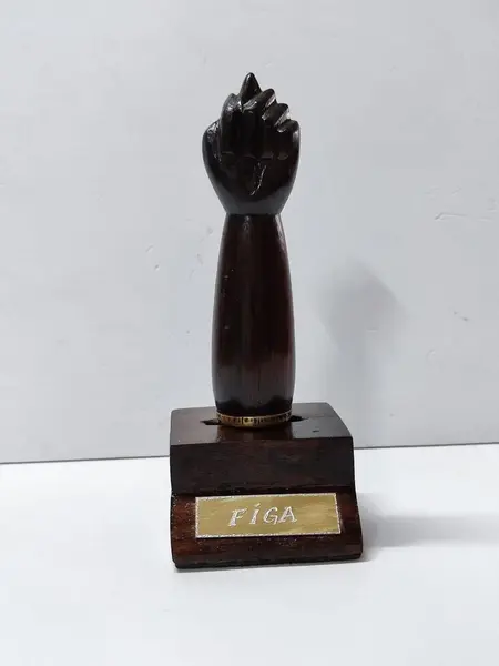 Foto de um(a) Figa Esculpida em Jacarandá, Década de 1980, da categoria de Modelos e estatuetas. Figa esculpida em jacarandá com base circular, década de 1980. A: 22 cm / Diâmetro: 5 cm / Diâmetro da base: 7,5 cm peso:... Mostrado de uma perspectiva diferente. Vendido no marketplace Trésors.