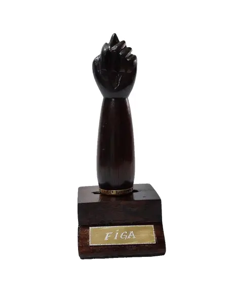 Foto de um(a) Figa Esculpida em Jacarandá, Década de 1980, da categoria de Modelos e estatuetas. Figa esculpida em jacarandá com base circular, década de 1980. A: 22 cm / Diâmetro: 5 cm / Diâmetro da base: 7,5 cm peso:... Vendido no marketplace Trésors.