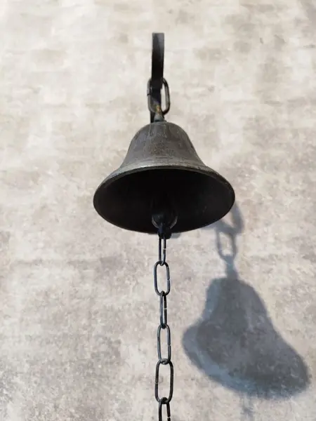 Foto de um(a) Sino de Parede em Ferro, da categoria de Objetos de parede. Sino de parede em ferro patinado e envelhecido com suporte de parede com volutas e corrente no badalo. Um excelente som! ... Mostrado de uma perspectiva diferente. Vendido no marketplace Trésors.