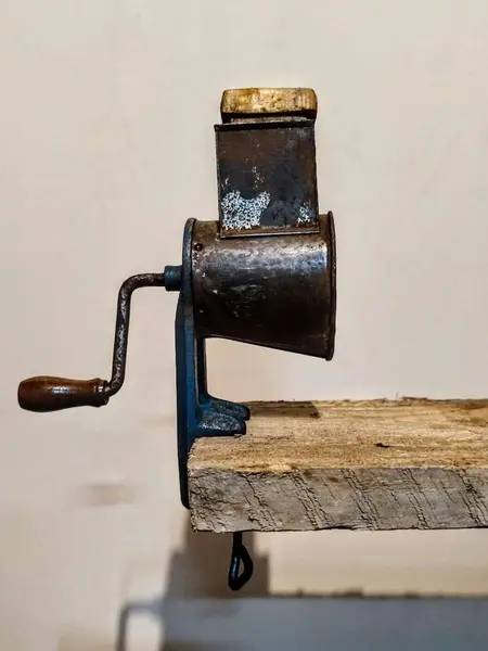 Foto de um(a) Máquina de Ralar Queijo, Marca Foca, Década de 1940, da categoria de Colecionáveis. Máquina de ralar queijo, coco e frutas. Em ferro, folha de flanders e e socador e manivela em madeira. Marca foca, década de... Mostrado de uma perspectiva diferente. Vendido no marketplace Trésors.