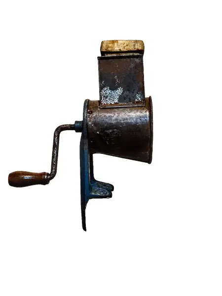 Foto de um(a) Máquina de Ralar Queijo, Marca Foca, Década de 1940, da categoria de Colecionáveis. Máquina de ralar queijo, coco e frutas. Em ferro, folha de flanders e e socador e manivela em madeira. Marca foca, década de... Vendido no marketplace Trésors.