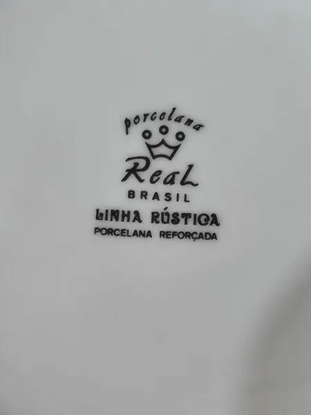 Foto de um(a) Bule e Açucareiro Porcelana Real, Década de 1990, da categoria de Bules. Combo com bule e açucareiro em porcelana branca e estampa de flores em rosa e cinza. Bule com trava na tampa e tranca pingo.... Mostrado de uma perspectiva diferente. Vendido no marketplace Trésors.