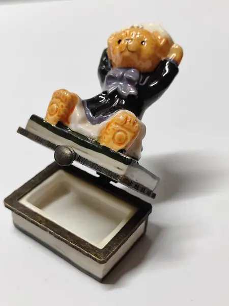 Foto de um(a) Caixinha de Porcelana Ursinho Marinheiro, Década de 1990, da categoria de Porta-Jóias. Porta joia em porcelana policromada, fecho em latão oxidado. Made in china, década de 1990 A: 7,5 cm L: 4,5 cm P: 3 cm ... Mostrado de uma perspectiva diferente. Vendido no marketplace Trésors.