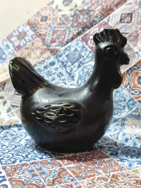 Foto de um(a) Galinha em Cerâmica Ebanizada, Década de 1970, da categoria de Modelos e estatuetas. Galinha em cerâmica ebanizada com manchas douradas provocadas na queima para fazer essa técnica de alta temperatura, década... Mostrado de uma perspectiva diferente. Vendido no marketplace Trésors.