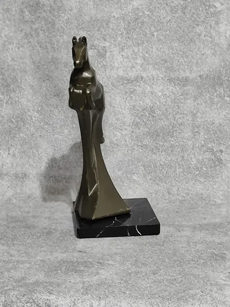 Foto de um(a) Escultura Cavalo, Década de 2000, da categoria de Escultura. Escultura equestre em poli resina italiana com pátina bronze, base em madeira marmorizada, década de 2000.A: 24,5cm L na... Mostrado de uma perspectiva diferente. Vendido no marketplace Trésors.