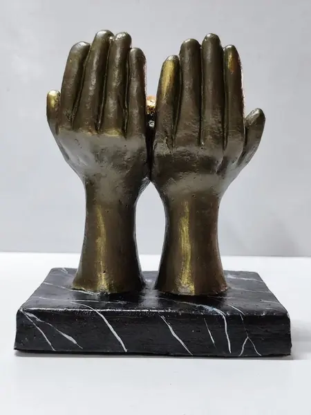 Foto de um(a) Escultura em Terracota, Peça Única, Década de 1990, da categoria de Escultura. Escultura em terracota com pátina bronze, coração em mármore e borda com folha de ouro, base em madeira marmorizada. Peça... Mostrado de uma perspectiva diferente. Vendido no marketplace Trésors.
