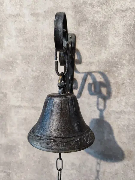 Foto de um(a) Sino de Parede em Ferro, da categoria de Objetos de parede. Sino de parede em ferro patinado e envelhecido com suporte de parede com volutas e corrente no badalo. Um excelente som! ... Mostrado de uma perspectiva diferente. Vendido no marketplace Trésors.