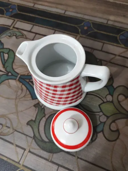 Foto de um(a) Bule em Porcelana Xadrez Branca e Vermelha, Germer, Década de 1980, da categoria de Bules. Bule em porcelana branca com estampa xadrez vermelha e branca, marca brasileira germer, década de 1980. A: 15,5 cm /... Mostrado de uma perspectiva diferente. Vendido no marketplace Trésors.