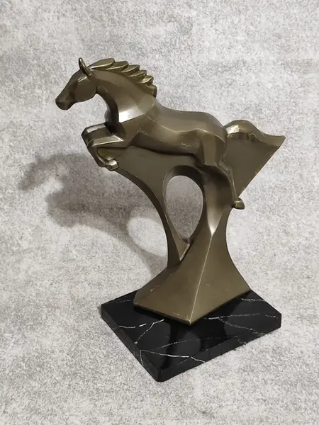 Foto de um(a) Escultura Cavalo, Década de 2000, da categoria de Escultura. Escultura equestre em poli resina italiana com pátina bronze, base em madeira marmorizada, década de 2000.A: 24,5cm L na... Mostrado de uma perspectiva diferente. Vendido no marketplace Trésors.