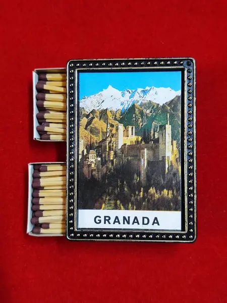 Foto de um(a) Porta Caixa de Fósforos, Granada - Espanha, da categoria de Porta-fósforos e cofres para fósforos. Porta caixa de fósforos em acrílico. Com imagem granada - espanha, souvenir dos anos 1980. A: 1,8 cm L: 5,8 cm P: 8 cm... Mostrado de uma perspectiva diferente. Vendido no marketplace Trésors.