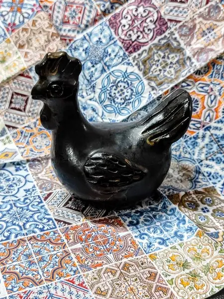 Foto de um(a) Galinha em Cerâmica Ebanizada, Década de 1970, da categoria de Modelos e estatuetas. Galinha em cerâmica ebanizada com manchas douradas provocadas na queima para fazer essa técnica de alta temperatura, década... Mostrado de uma perspectiva diferente. Vendido no marketplace Trésors.