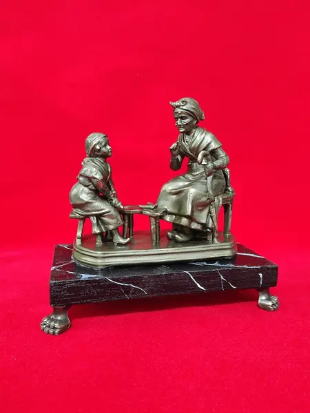 Foto de um(a) Escultura em Biscuit Bronze Oxidado, Década de 2000, da categoria de Escultura. Escultura em biscuit com pátina bronze oxidada e azinhavrada, base em madeira marmorizada com pés de latão com a mesma... Mostrado de uma perspectiva diferente. Vendido no marketplace Trésors.