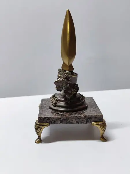 Foto de um(a) Escultura de Mesa Ponta de Lança e Anjos, Peça Única, Década de 2000, da categoria de Escultura. Escultura de mesa: ponta de lança em latão polido segurada por anjos de resina com pátina bronze oxidada, base em granito... Mostrado de uma perspectiva diferente. Vendido no marketplace Trésors.