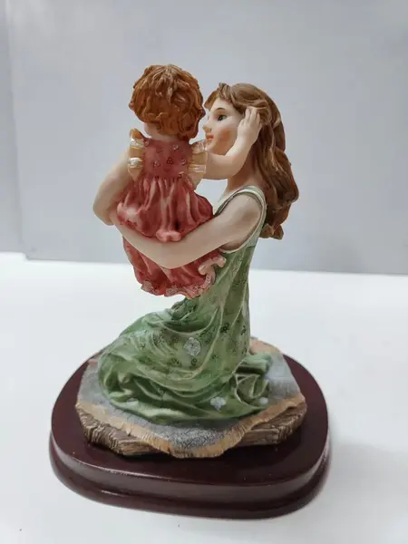 Foto de um(a) Escultura Espanhola Monti Fiero Alabastro, Década de 1980, da categoria de Escultura. Escultura mãe com a menina em resina espanhola policromada - monti fiero alabastro, década de 1980. A: 19 cm / L: 11 cm / P:... Mostrado de uma perspectiva diferente. Vendido no marketplace Trésors.