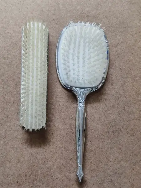 Foto de um(a) Escova de Cabelo e Roupas em Latão com Cerdas de Nylon, Década de 1960, da categoria de Outros objetos decorativos. Escova de cabelos e de roupas em latão com acabamento niquelado, cerdas de nylon e estampa em arabescos coloridos com fundo... Mostrado de uma perspectiva diferente. Vendido no marketplace Trésors.