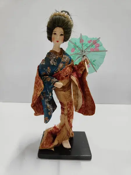 Foto de um(a) Japonesa com Kosode em Seda, Década de 1960, da categoria de Modelos e estatuetas. Japonesa com seu traje típico - o kosode, em seda forrado. Um clássico dos anos 1960. Com marcas de uso, dando mais... Mostrado de uma perspectiva diferente. Vendido no marketplace Trésors.