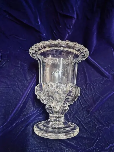 Foto de um(a) Vaso em Vidrão, da categoria de Vasos. Copa em vidrão com relevo no corpo e na borda. A: 25 cm Diâmetro da base: 13,7 cm Diâmetro da boca: 20 cm Peso: 2,8kg. Mostrado de uma perspectiva diferente. Vendido no marketplace Trésors.