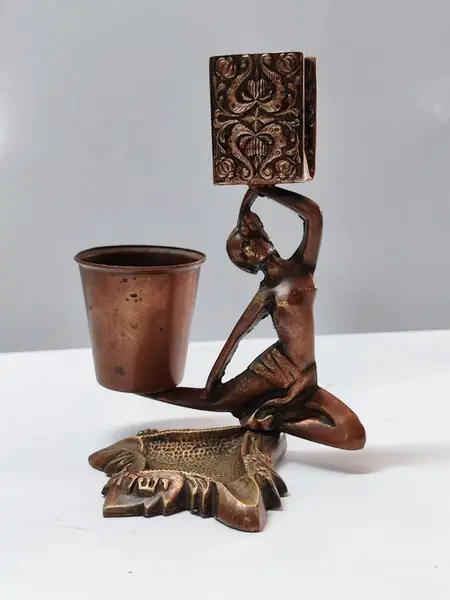 Foto de um(a) Cinzeiro de Mesa Israelita Alemão Dos Anos 1930, da categoria de Cinzeiros. Cinzeiro de mesa israelita alemão dos anos 1930. Suporte e apoio para caixa de fósforo e para completar o cinzeiro... Mostrado de uma perspectiva diferente. Vendido no marketplace Trésors.
