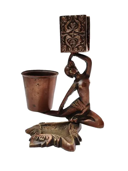 Foto de um(a) Cinzeiro de Mesa Israelita Alemão Dos Anos 1930, da categoria de Cinzeiros. Cinzeiro de mesa israelita alemão dos anos 1930. Suporte e apoio para caixa de fósforo e para completar o cinzeiro... Vendido no marketplace Trésors.