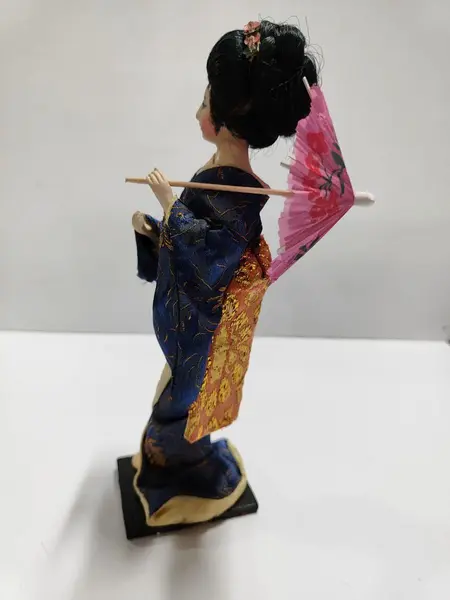 Foto de um(a) Japonesa com Kosode em Seda, Década de 1960, da categoria de Modelos e estatuetas. Japonesa com seu traje típico - o kosode, em seda forrado. Um clássico dos anos 1960. A: 23 cm L: 7 cm Peso: 92 g. Mostrado de uma perspectiva diferente. Vendido no marketplace Trésors.