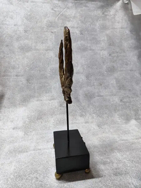 Foto de um(a) Escultura Folha de Louros, Peça Única, da categoria de Escultura. Escultura coroa de louros, símbolo de vitória entre os romano que virou símbolo para todos. Essa é em resina italiana com... Mostrado de uma perspectiva diferente. Vendido no marketplace Trésors.