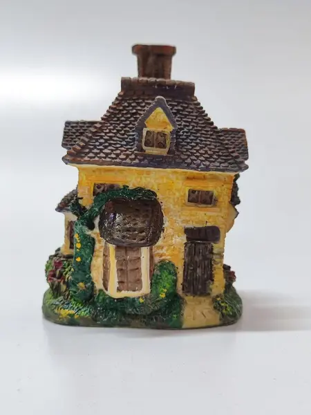 Foto de um(a) Mini Chalé em Resina Italiana, Década de 1990, da categoria de Modelos e estatuetas. Miniatura de chalé em resina italiana policromada dos anos 1990. A: 10 cm L: 7 cm P: 5 cm peso: 257 g. Mostrado de uma perspectiva diferente. Vendido no marketplace Trésors.