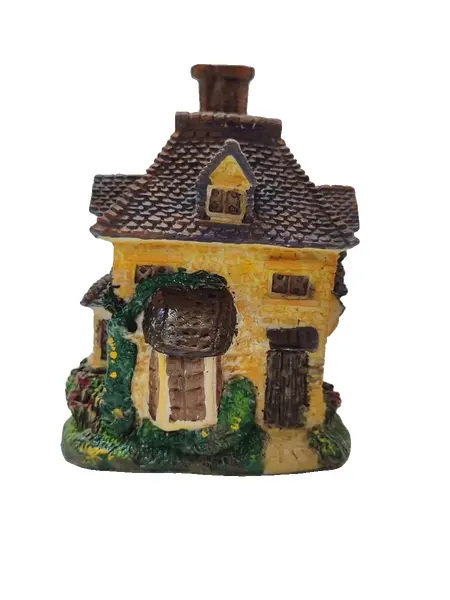 Foto de um(a) Mini Chalé em Resina Italiana, Década de 1990, da categoria de Modelos e estatuetas. Miniatura de chalé em resina italiana policromada dos anos 1990. A: 10 cm L: 7 cm P: 5 cm peso: 257 g. Vendido no marketplace Trésors.