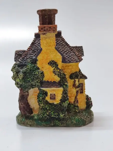 Foto de um(a) Mini Chalé em Resina Italiana, Década de 1990, da categoria de Modelos e estatuetas. Miniatura de chalé em resina italiana policromada dos anos 1990. A: 10 cm L: 7 cm P: 5 cm peso: 257 g. Mostrado de uma perspectiva diferente. Vendido no marketplace Trésors.