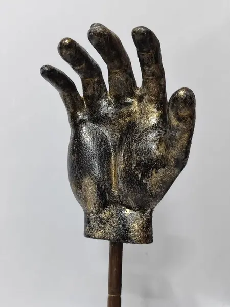 Foto de um(a) Escultura Mão, Década de 2000, da categoria de Escultura. Escultura de mão em resina com haste em latão e base em madeira ebanizada e apliques com pés em latão. Peça única pelo... Mostrado de uma perspectiva diferente. Vendido no marketplace Trésors.