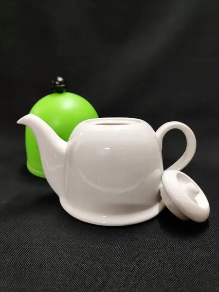 Foto de um(a) Bule em Porcelana Branca com Redoma Térmica, Década de 1980, da categoria de Bules. Bule em porcelana branca com redoma térmica em poliestireno na cor verde limão, moldado e revestido com manta térmica,... Mostrado de uma perspectiva diferente. Vendido no marketplace Trésors.