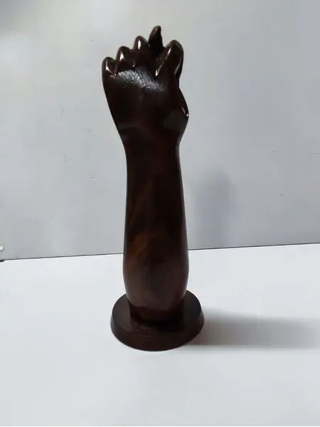 Foto de um(a) Figa Esculpida em Jacarandá, Década de 1980, da categoria de Modelos e estatuetas. Figa esculpida em jacarandá com base circular, década de 1980. A: 22 cm / Diâmetro: 5 cm / Diâmetro da base: 7,5 cm peso:... Mostrado de uma perspectiva diferente. Vendido no marketplace Trésors.