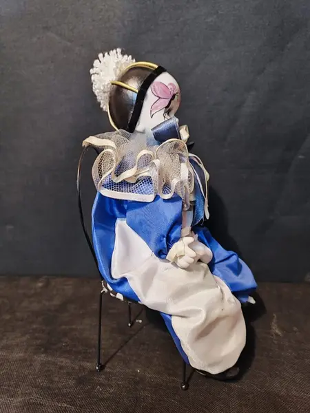 Foto de um(a) Pierrot em Porcelana, Década de 1970, da categoria de Bonecos de arte. Pierrot com cabeça e membros em porcelana, rosto pintado e roupa em cetim azul e branco, colarinho em tule com rendas e... Mostrado de uma perspectiva diferente. Vendido no marketplace Trésors.